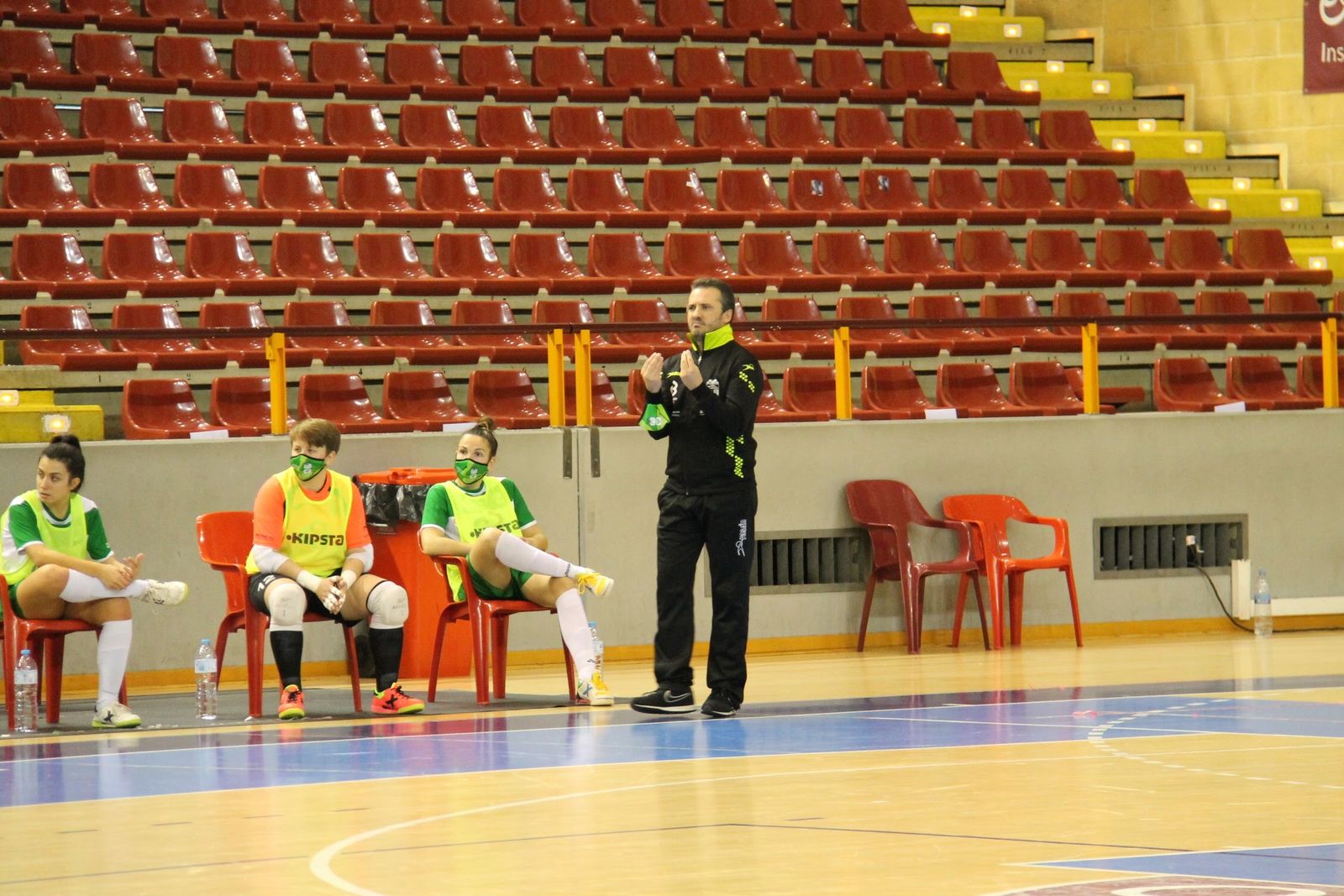 Juanma Cubero ordena a su equipo durante un partido en Vista Alegre.