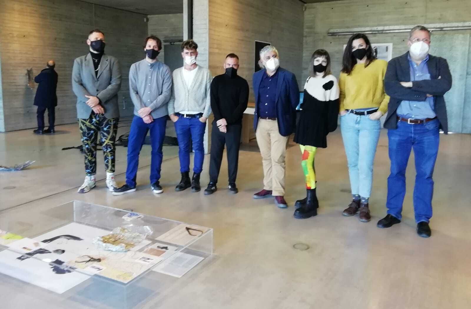 Foto de familia de los artistas que forman parte de la exposición.