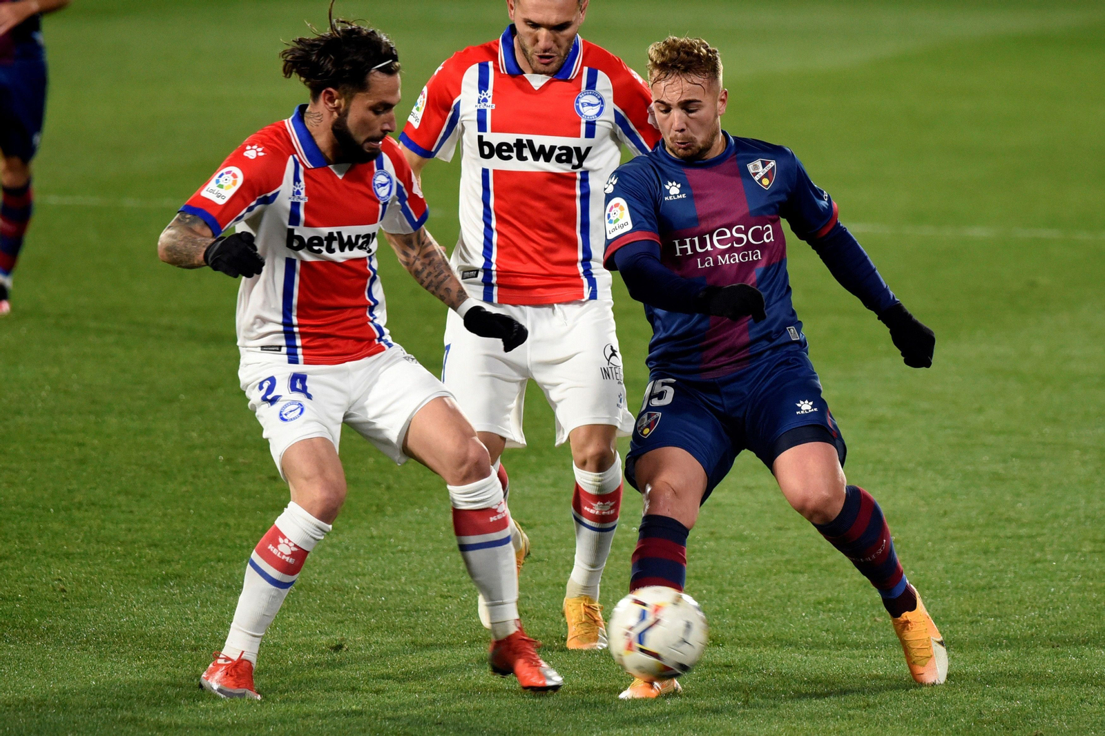 Ontiveros, en un partido con el Huesca ante el Alavés.