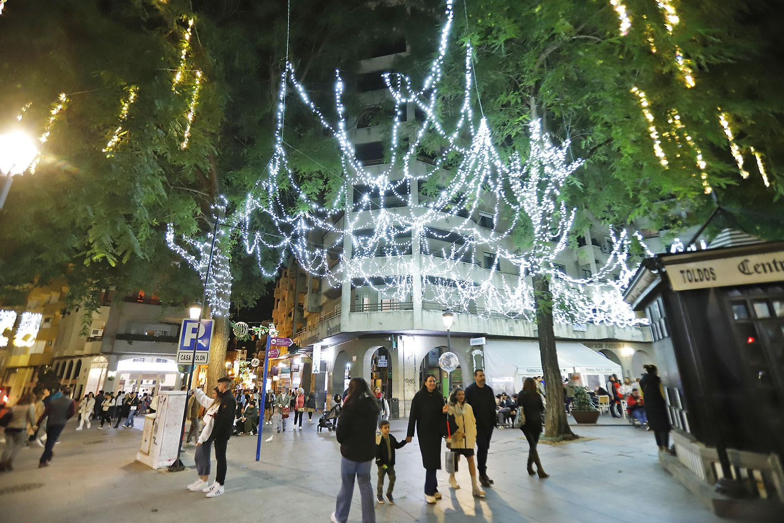 Imágenes del alumbrado navideño en las calles de Huelva