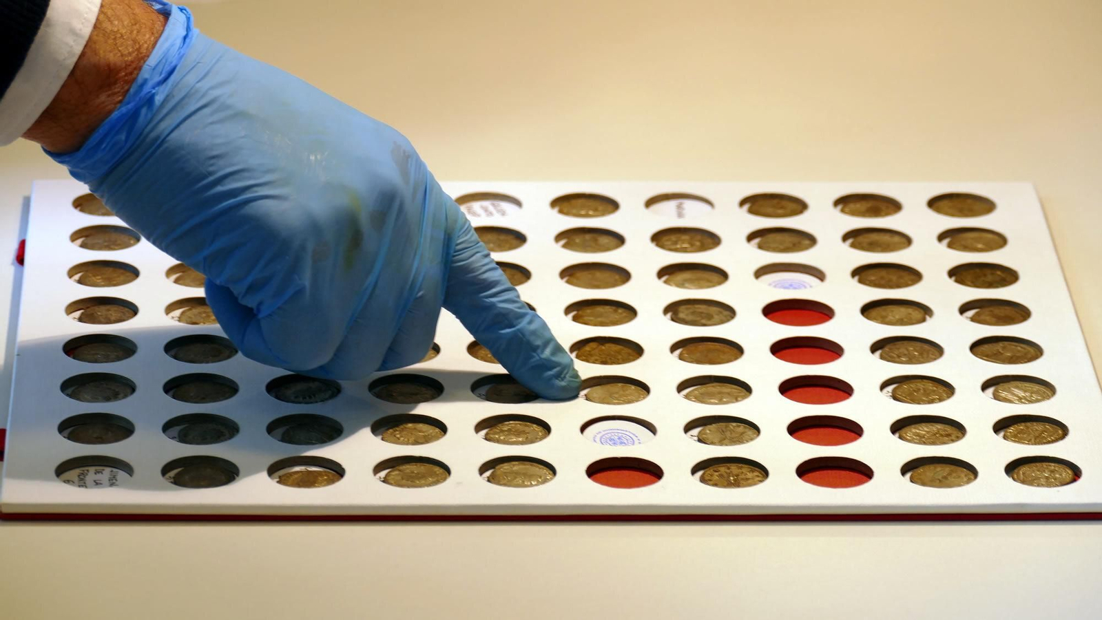 Algunas de las 1.394 monedas de Las Mesas que se conservan en el Museo Arqueológico Nacional. Algunas de las 1.394 monedas de Las Mesas que se conservan en el Museo Arqueológico Nacional.