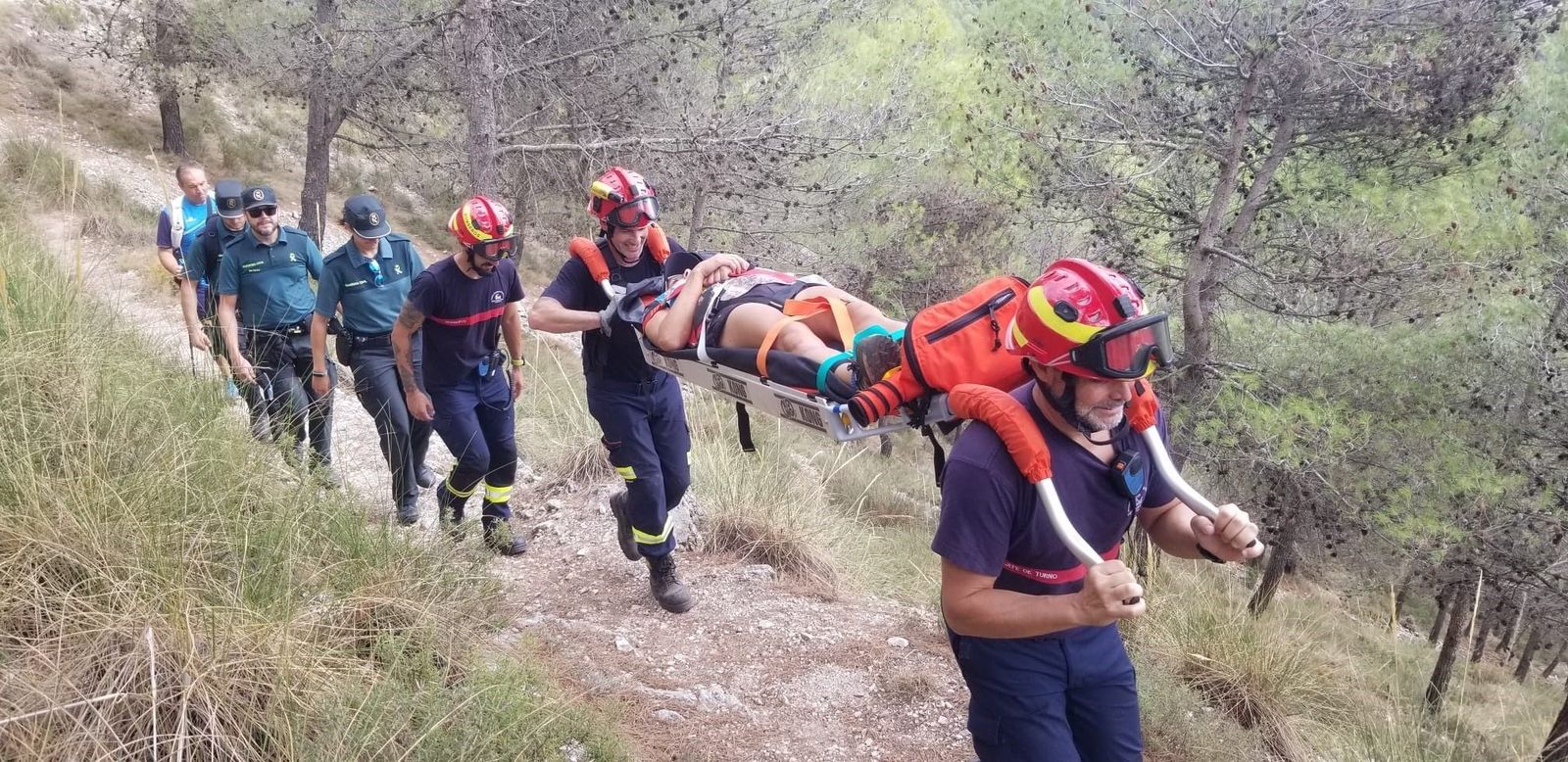 Bomberos portan a la senderista.
