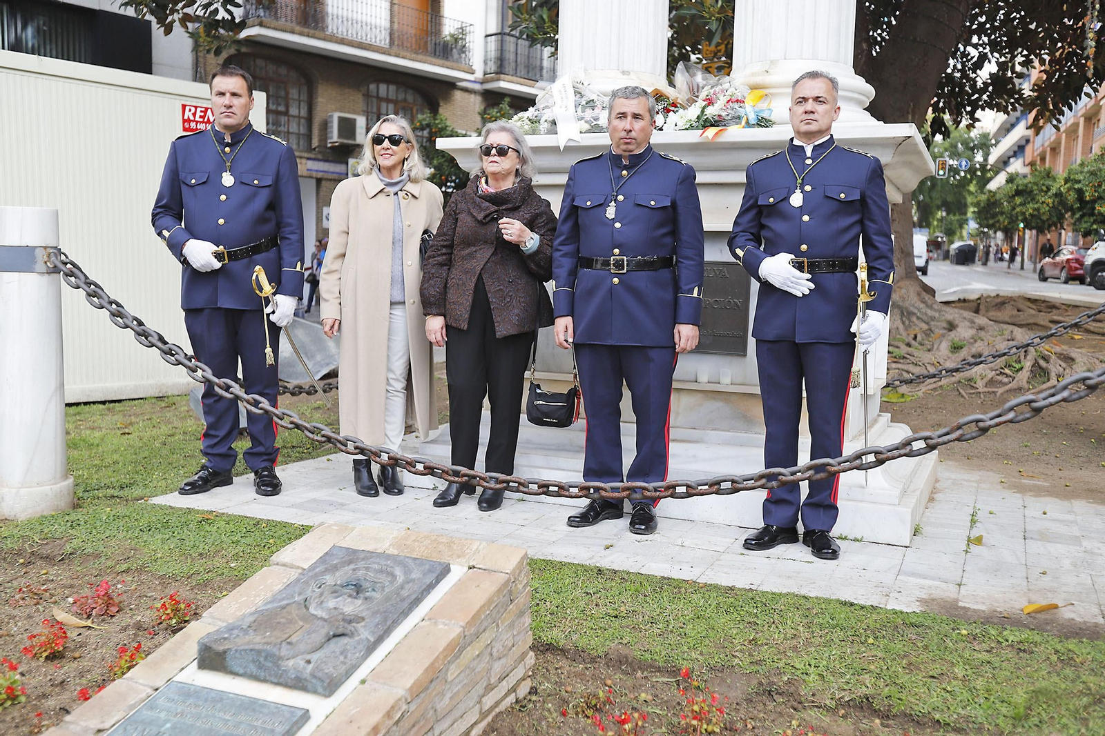 Imágenes de la Ofrenda de flores y rezo ante el monumento a la Inmaculada en Huelva