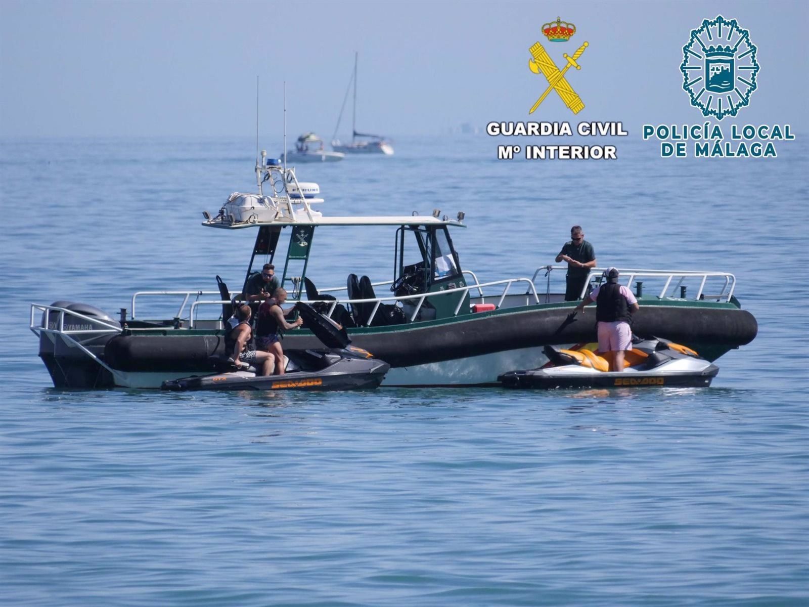 La guardia civil efectuando un control a dos motos acuáticas
