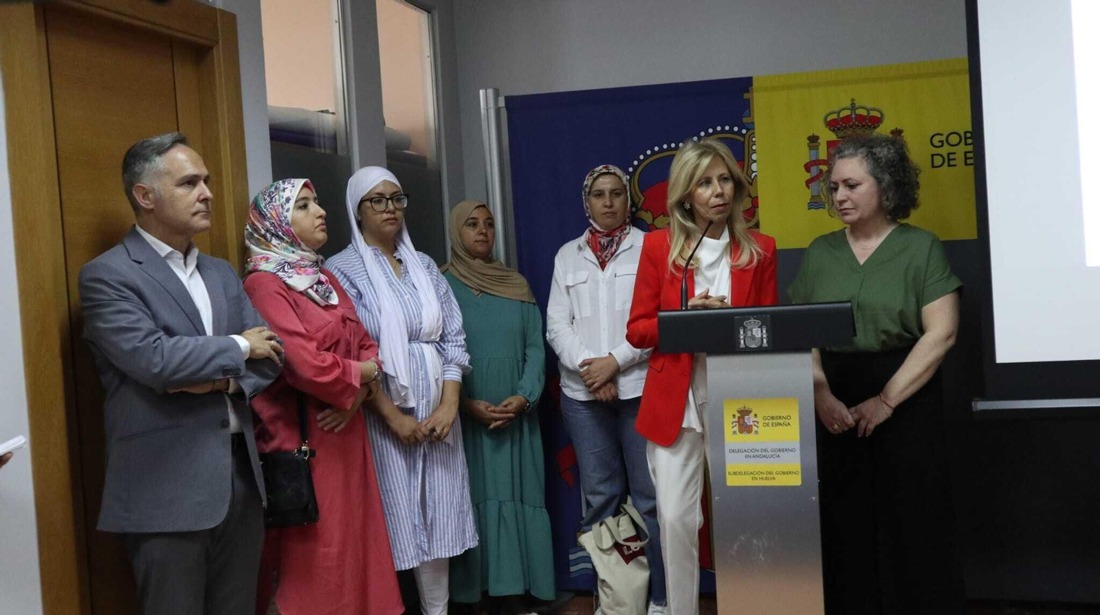 María José Rico con Almudena Guerra y temporeras.