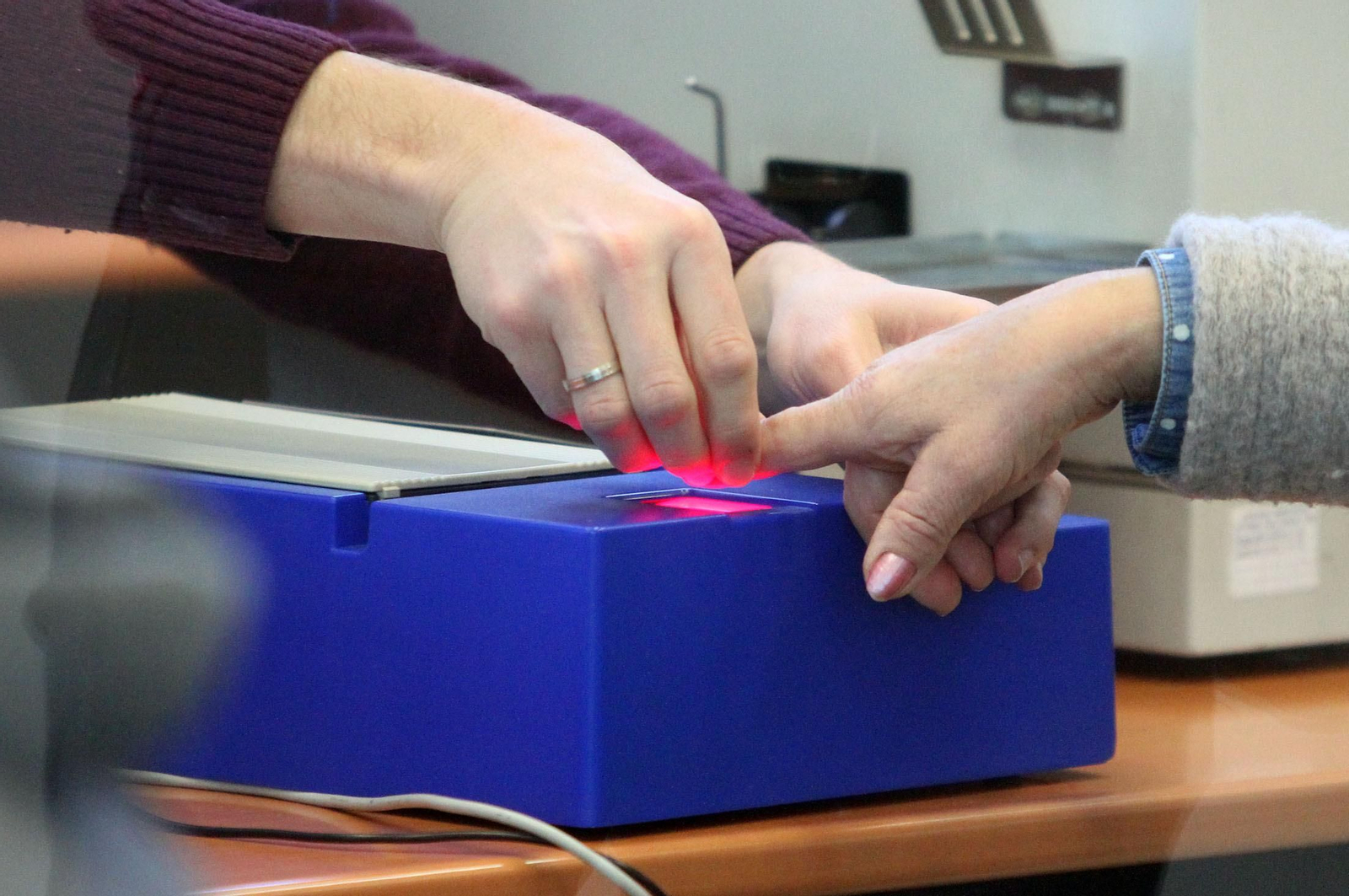 Toma de huellas para un DNI en una imagen de archivo.