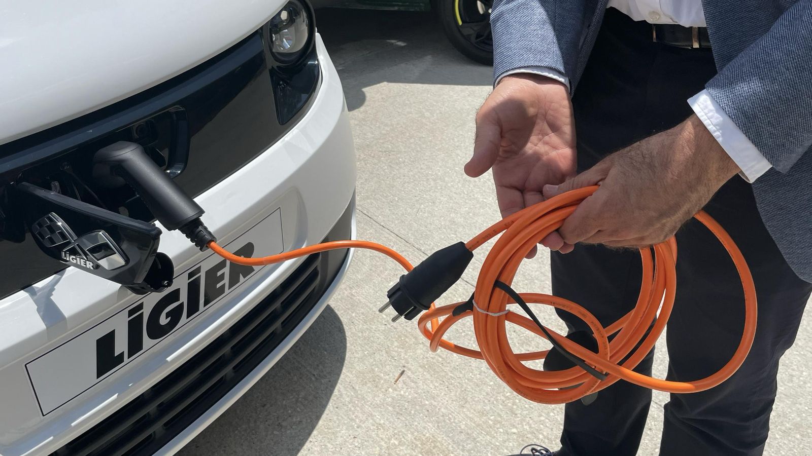 El cable con el que cuenta el Myli de serie tiene una conexión Mennekes para el conector del coche y, por otro lado, una de tipo Schuko para el uso en cualquier tipo de enchufe doméstico.