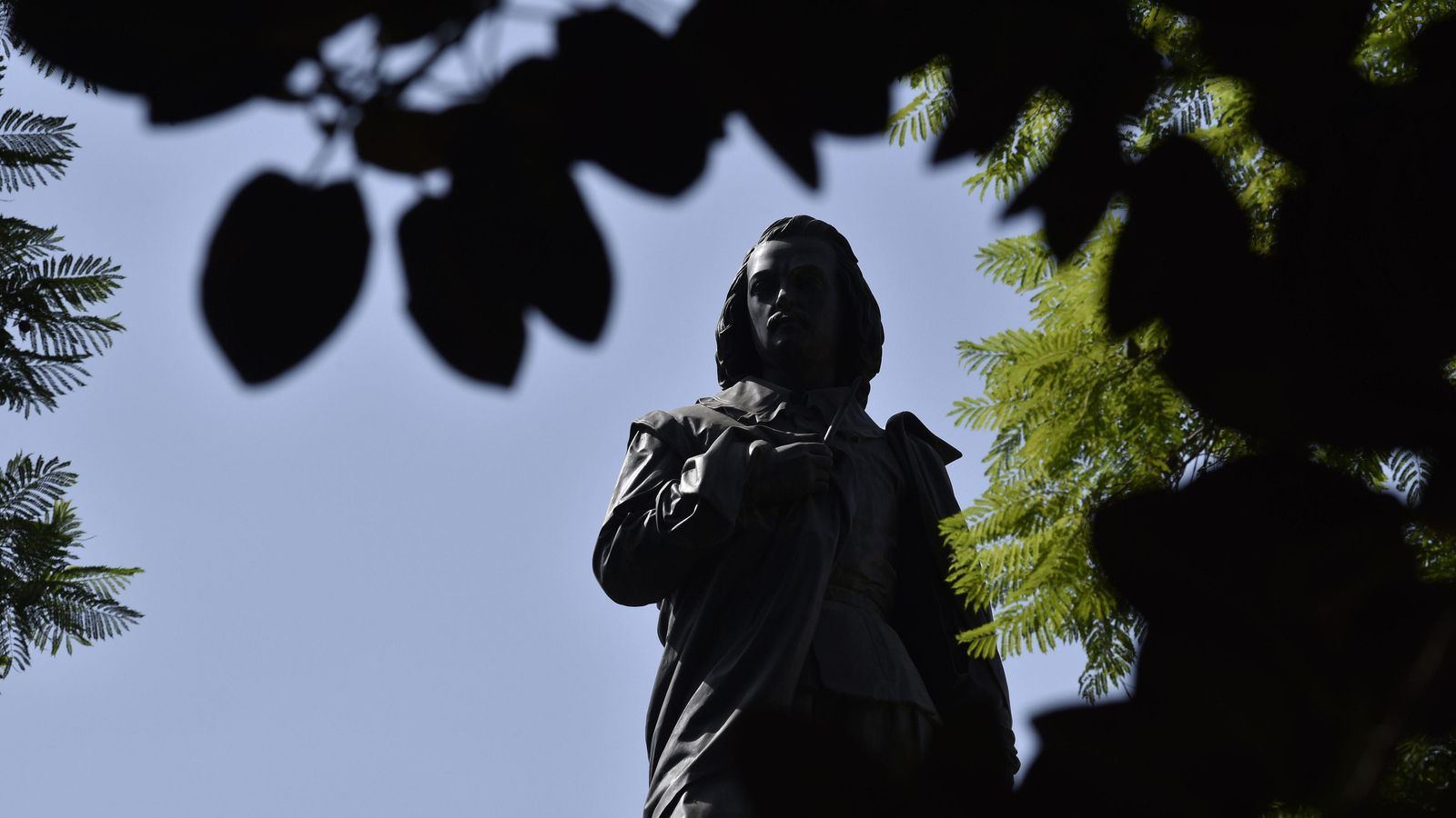 La escultura de Murillo en la Plaza del Museo.