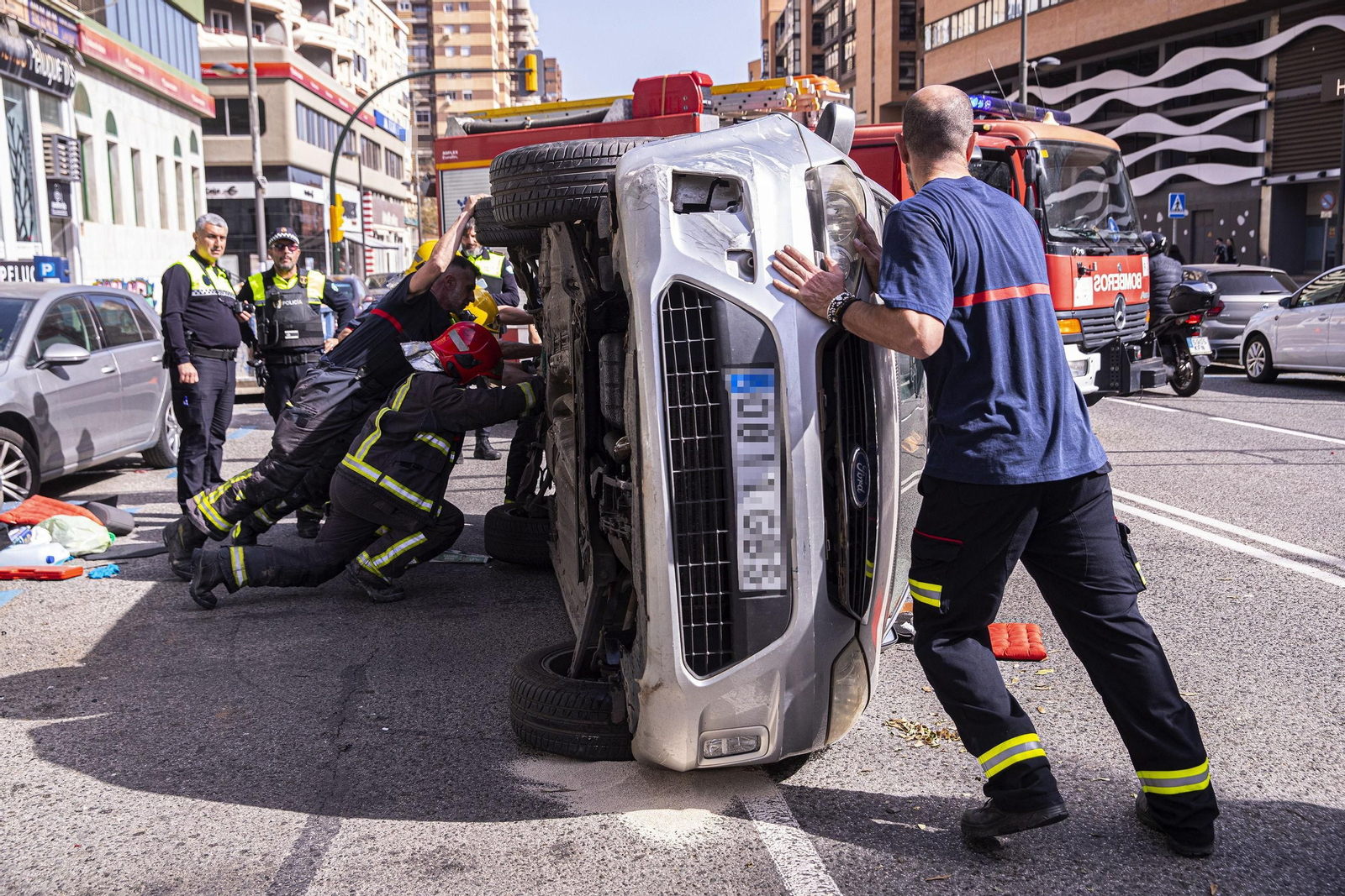 Bomberos en el accidente en la Avenida de la Aurora.