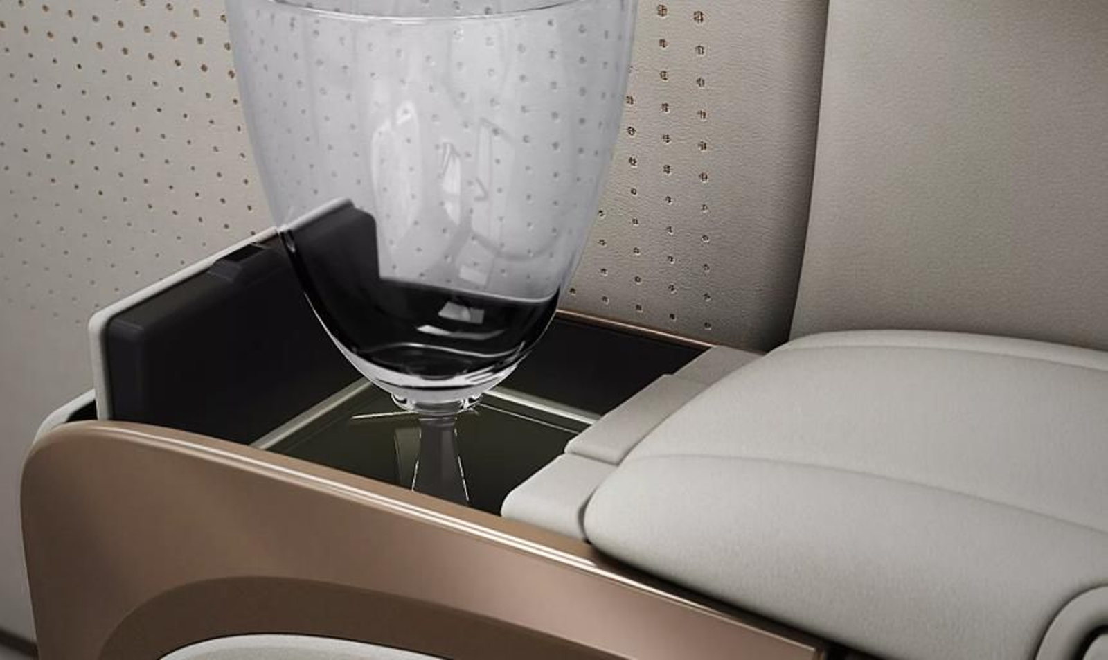 Las imágenes de la Minivan híbrida de Lexus LM