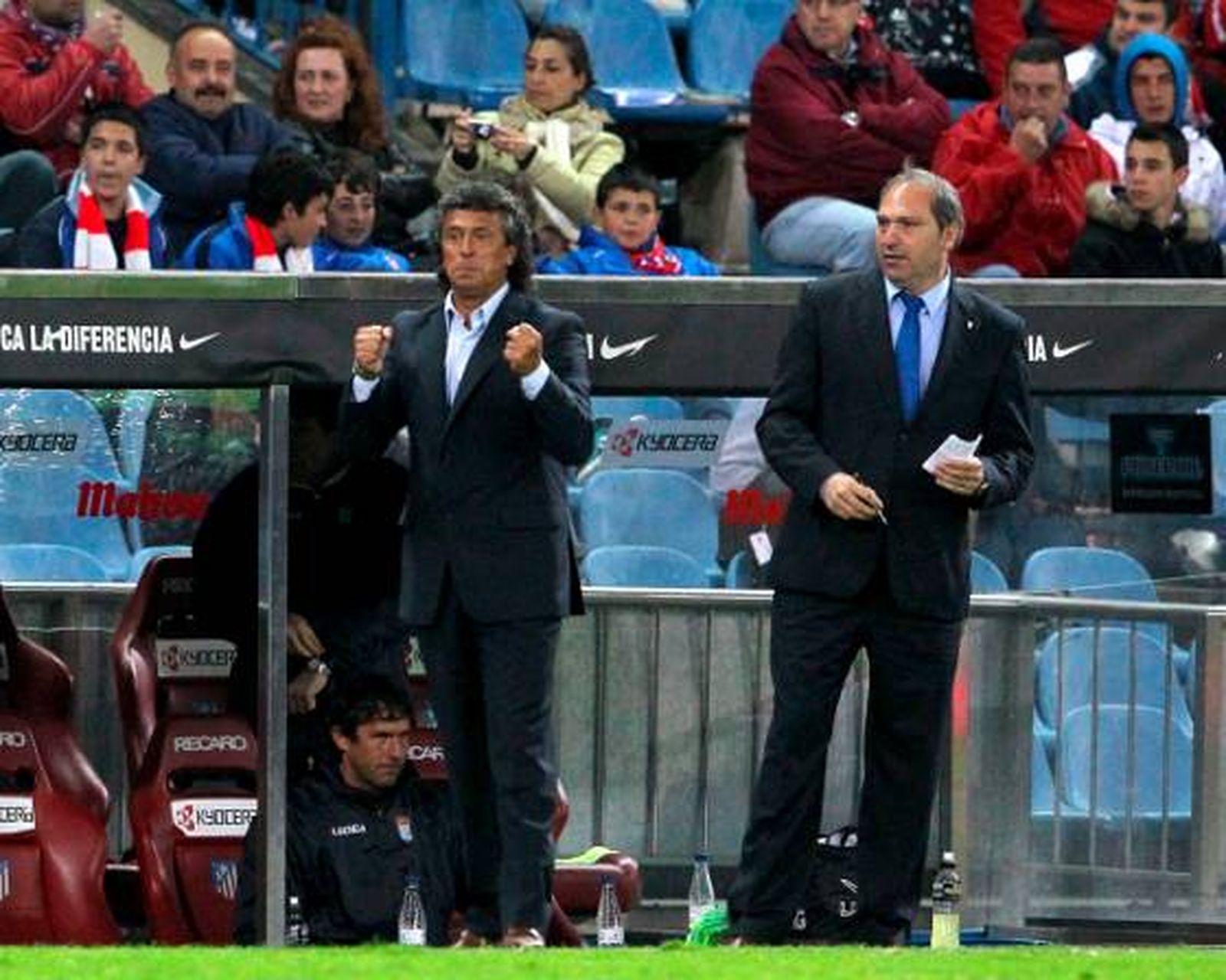 Gorosito, puños cerrados junto a Barea López, delegado del Xerez ayer en el Calderón. 

Foto: lof