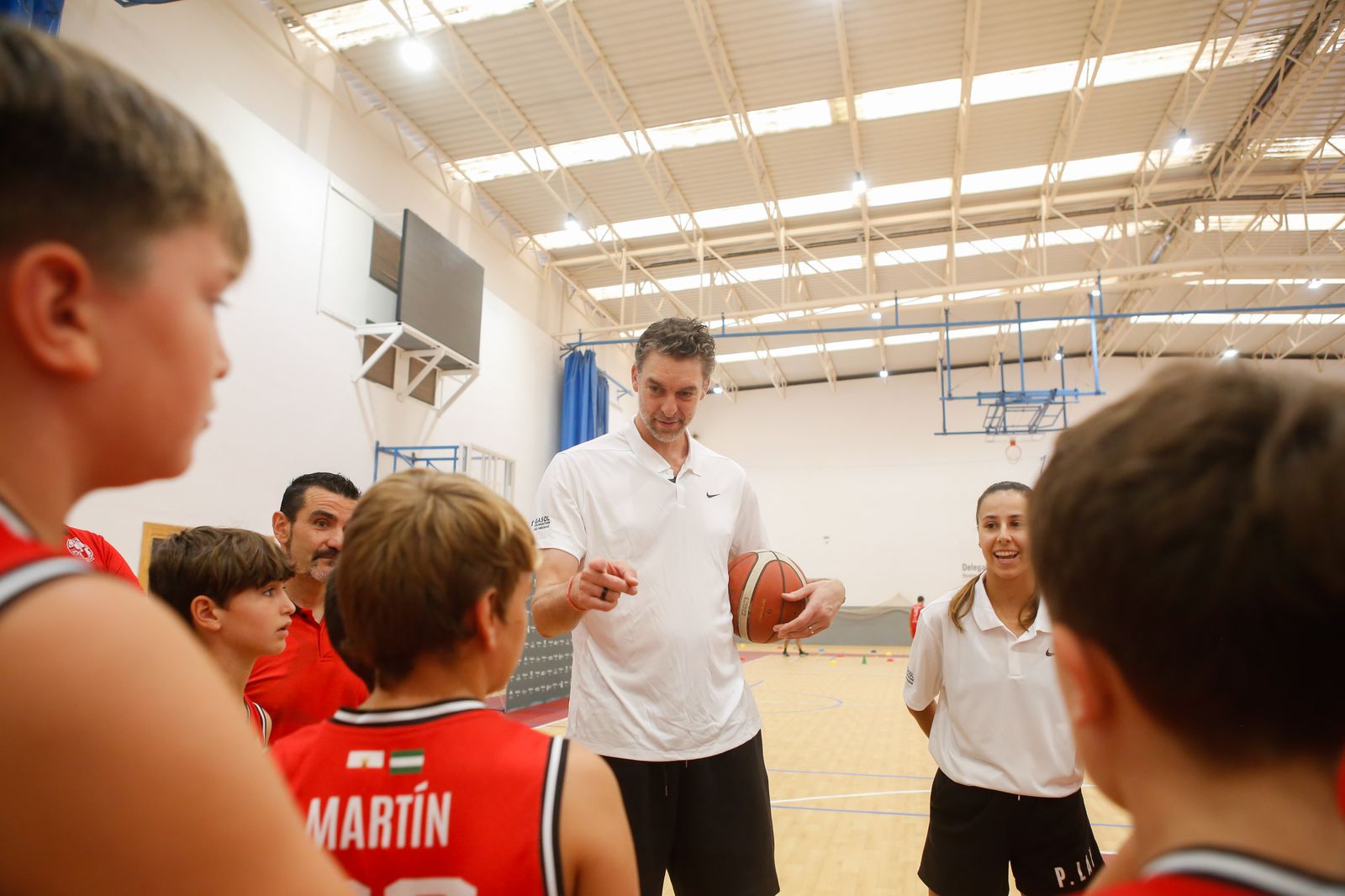 Fotos del encuentro de Pau Gasol con niños en el pabellón de San Roque