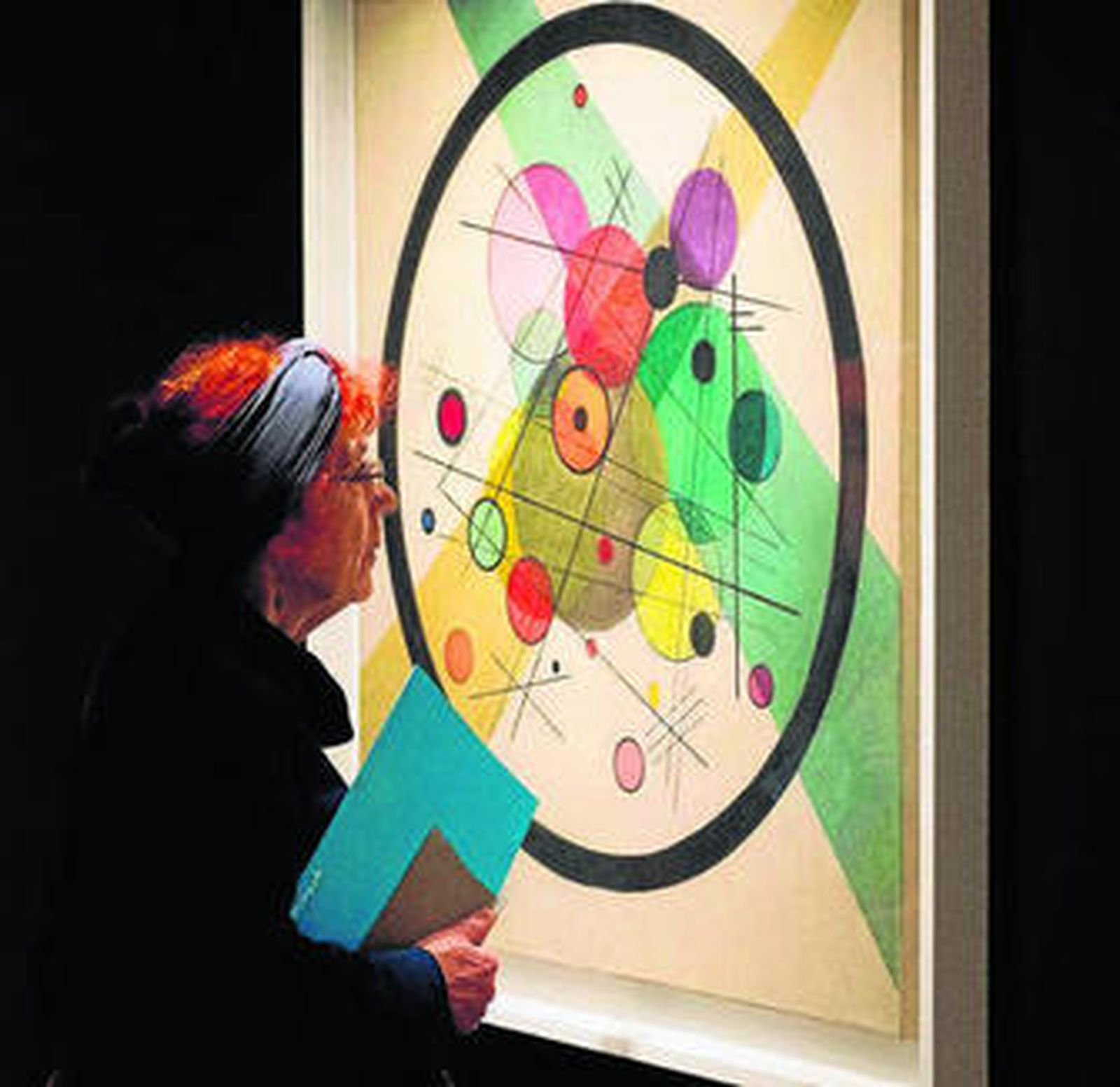 Una mujer observa 'Circles in a circle' de Kandinsky.