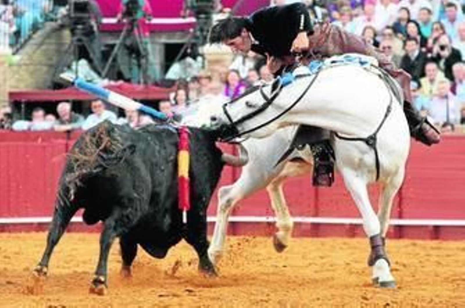 Diego Ventura, sobre su popular caballo 'Morante', que mordisqueó en varias ocasiones al tercer toro.