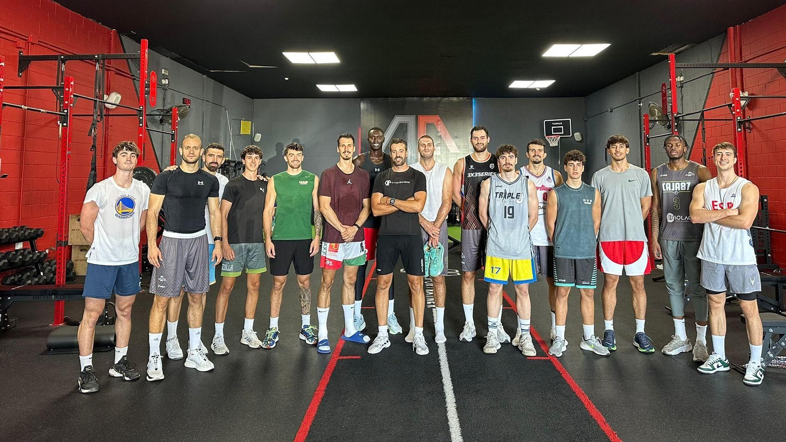 Los jugadores del Caja 87, en el gimnasio para hacer una sesión de trabajo física.