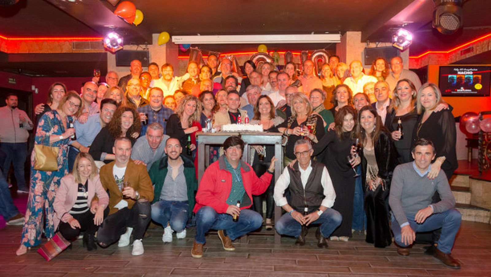 El anfitrión Nacho Márquez, rodeado del grupo de invitados durante la celebración sorpresa de los cincuenta cumpleaños.