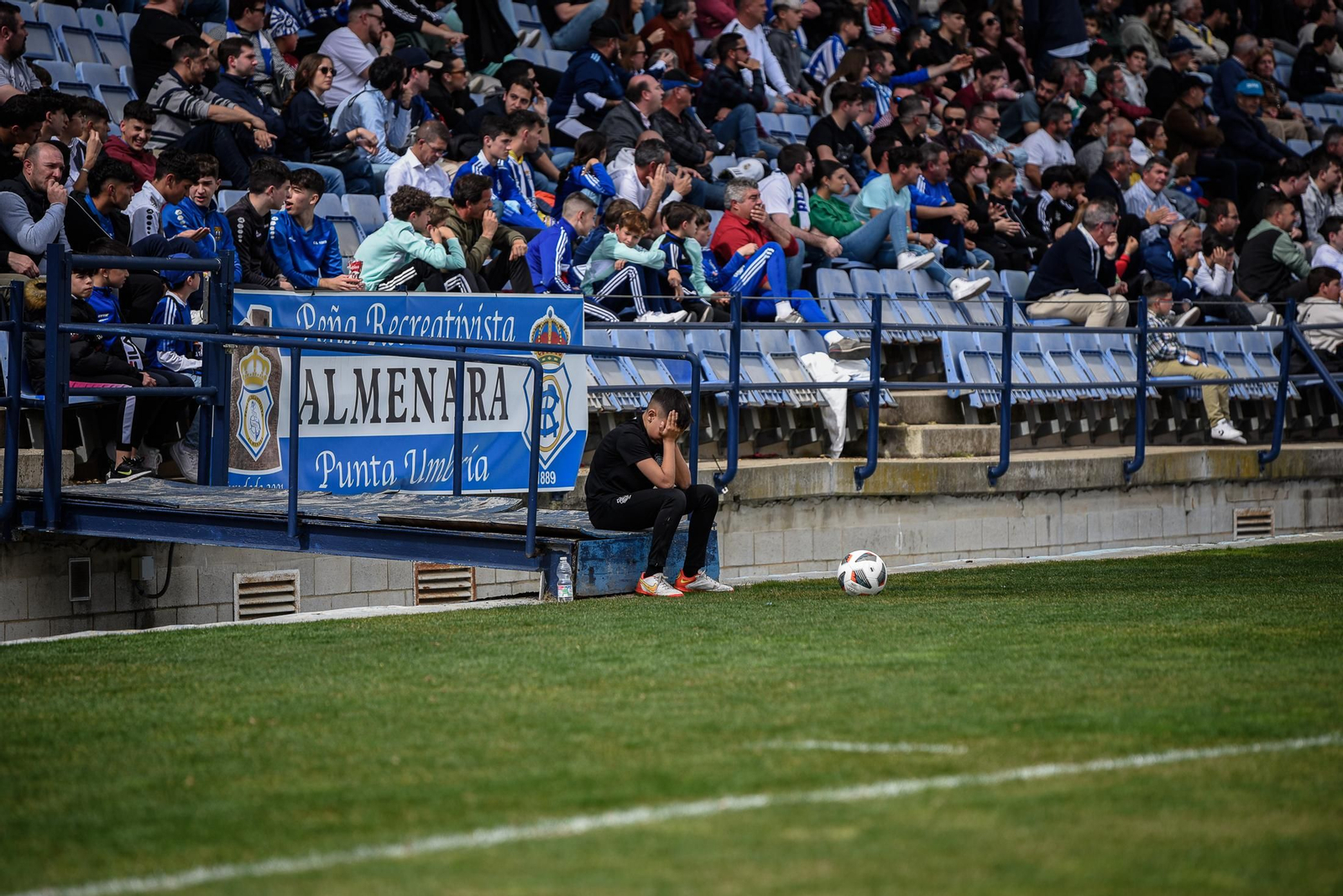 Imágenes de la afición en el Colombino en el Recreativo - Antequera