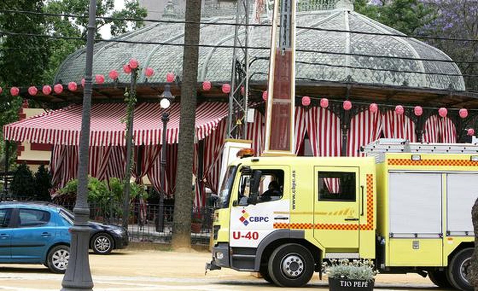 Una dotación de bomberos en el recinto ferial

Foto: Pascual
