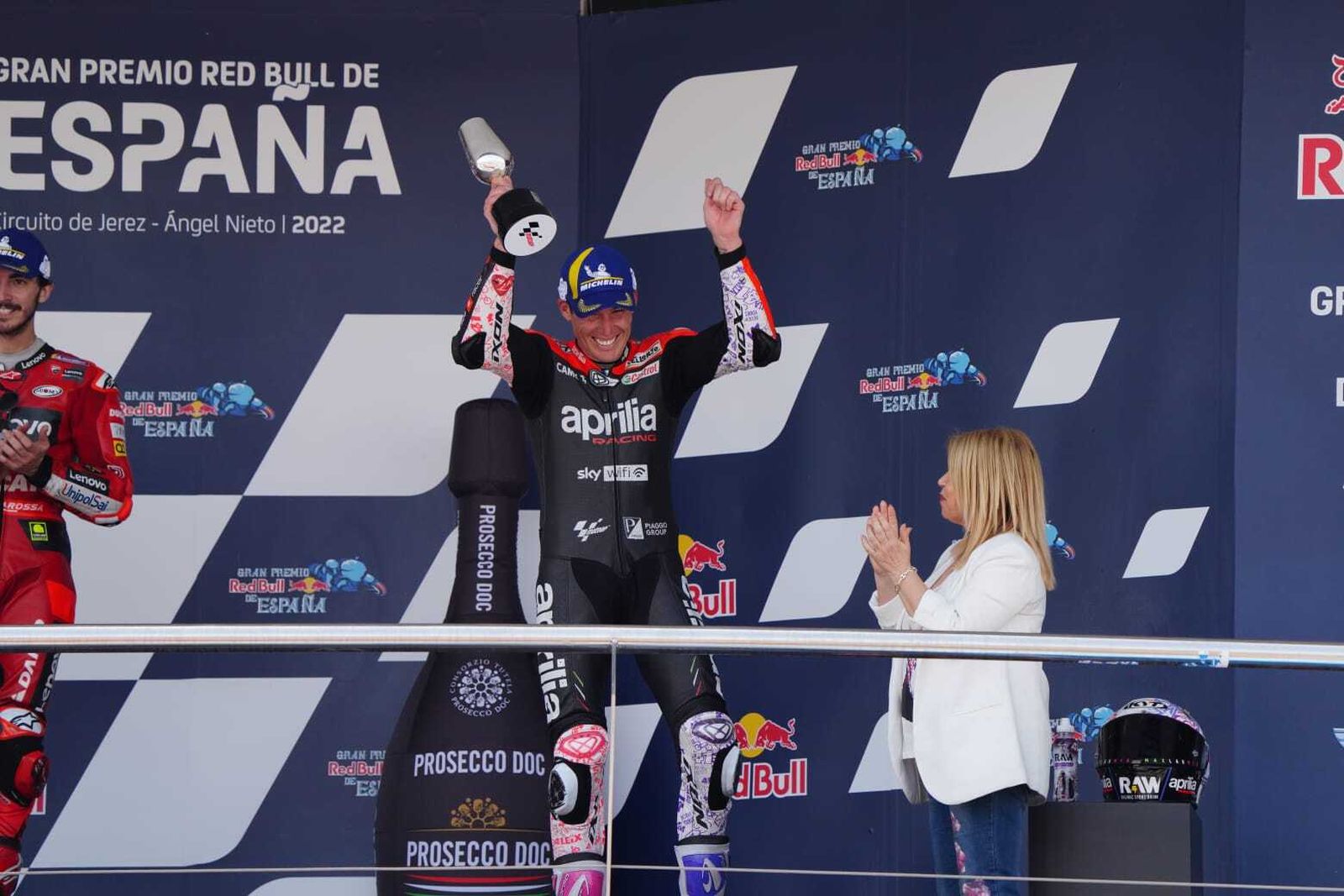 La alcaldesa de Jerez entrega el trofeo de tercer clasificado de MotoGP a Aleix Espargaró.