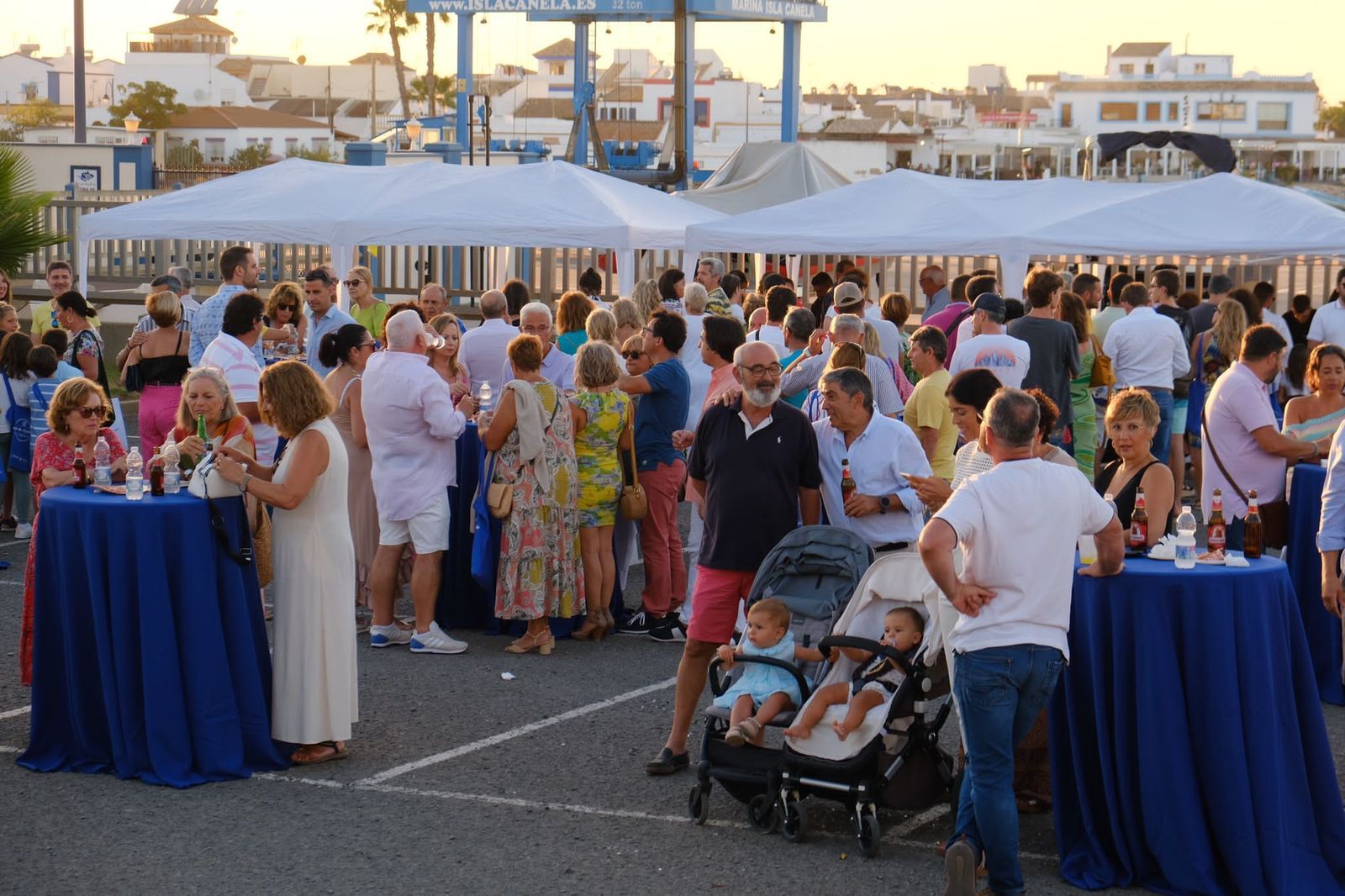 Numerosas personas se dieron cita para degustar gambas y pulpos en Punta del Moral.