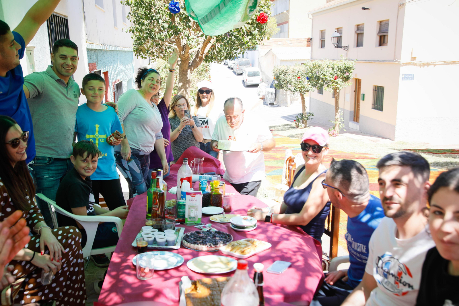 Así es la gran alfombra de serrín para que levite la Virgen de Fátima de Tíjola