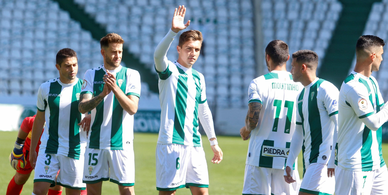 Los jugadores del Córdoba CF saltan al césped de El Arcángel en el último partido en casa.