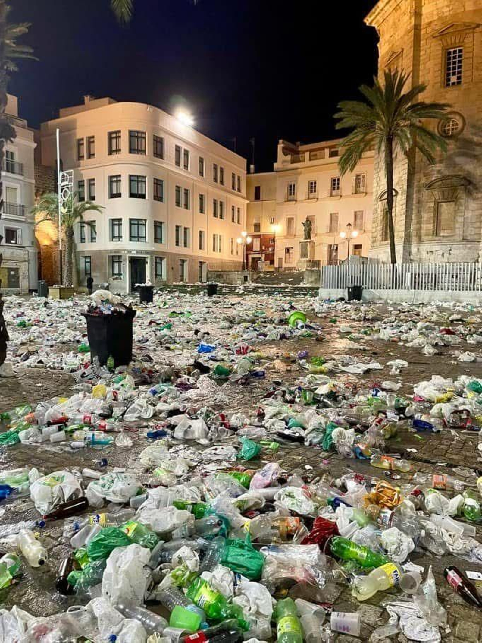 Aspecto de la plaza de la Catedral llena de basura al final de la noche de este sábado de Carnaval.