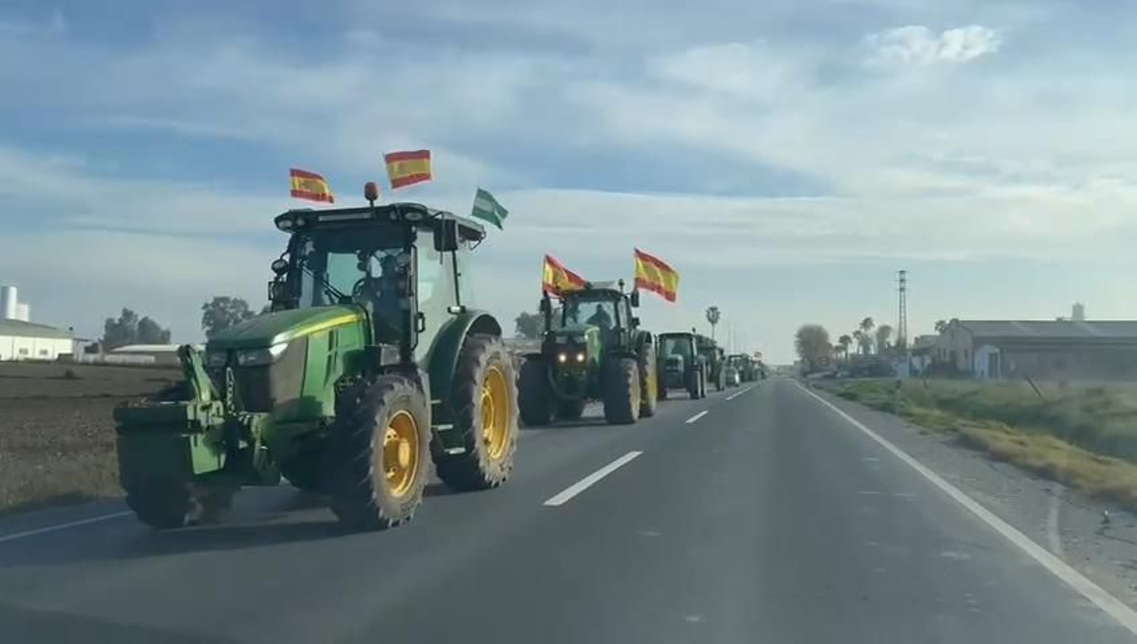 Las gran tractorada que recorre hoy las carreteras de Huelva reivindicando una solución para el campo