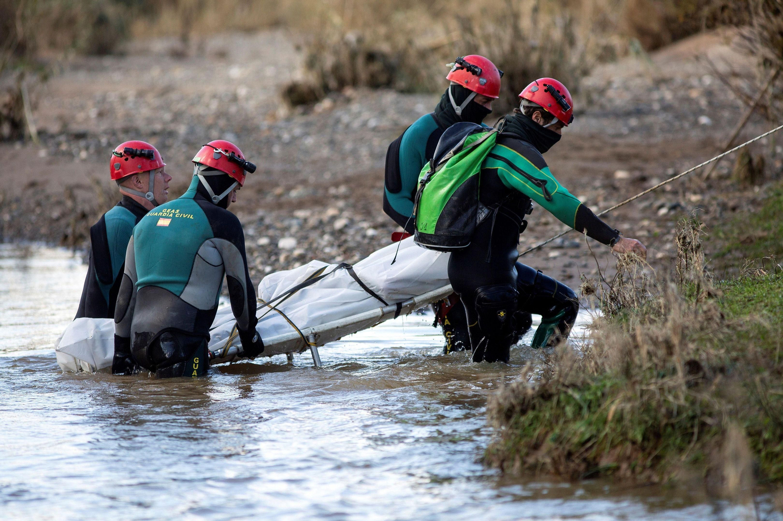 Efectivos de la Guardia Civil sacan del agua uno de los cadáveres. Efectivos de la Guardia Civil sacan del agua uno de los cadáveres.