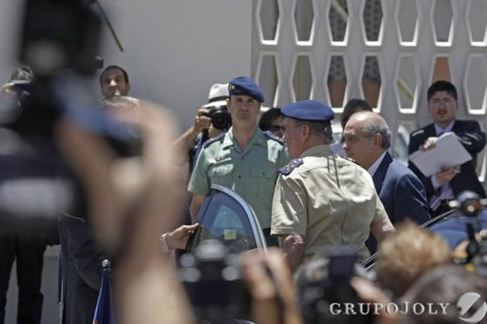 Don Juan Carlos muestra su apoyo a los pescadores y a la Guardia Civil por el trabajo que realizan./Erasmo Fenoy