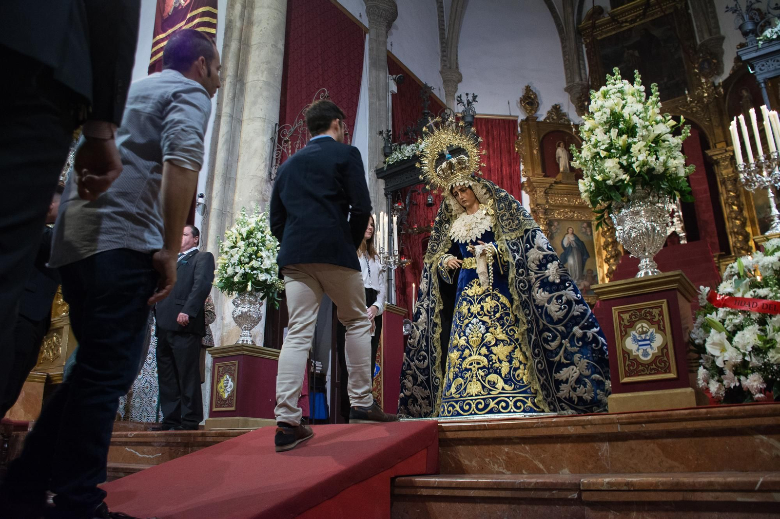 Perfiles de Domingo de Ramos en el besamanos de la Hiniesta