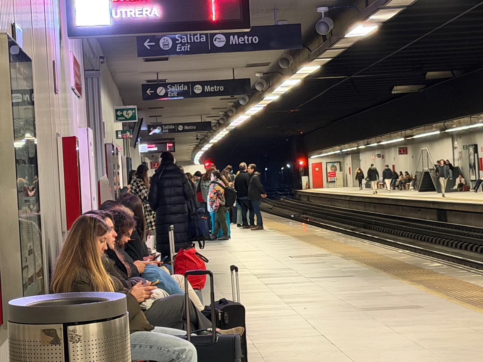 Gente esperando en los andenes de la estación de San Bernardo de Sevilla.