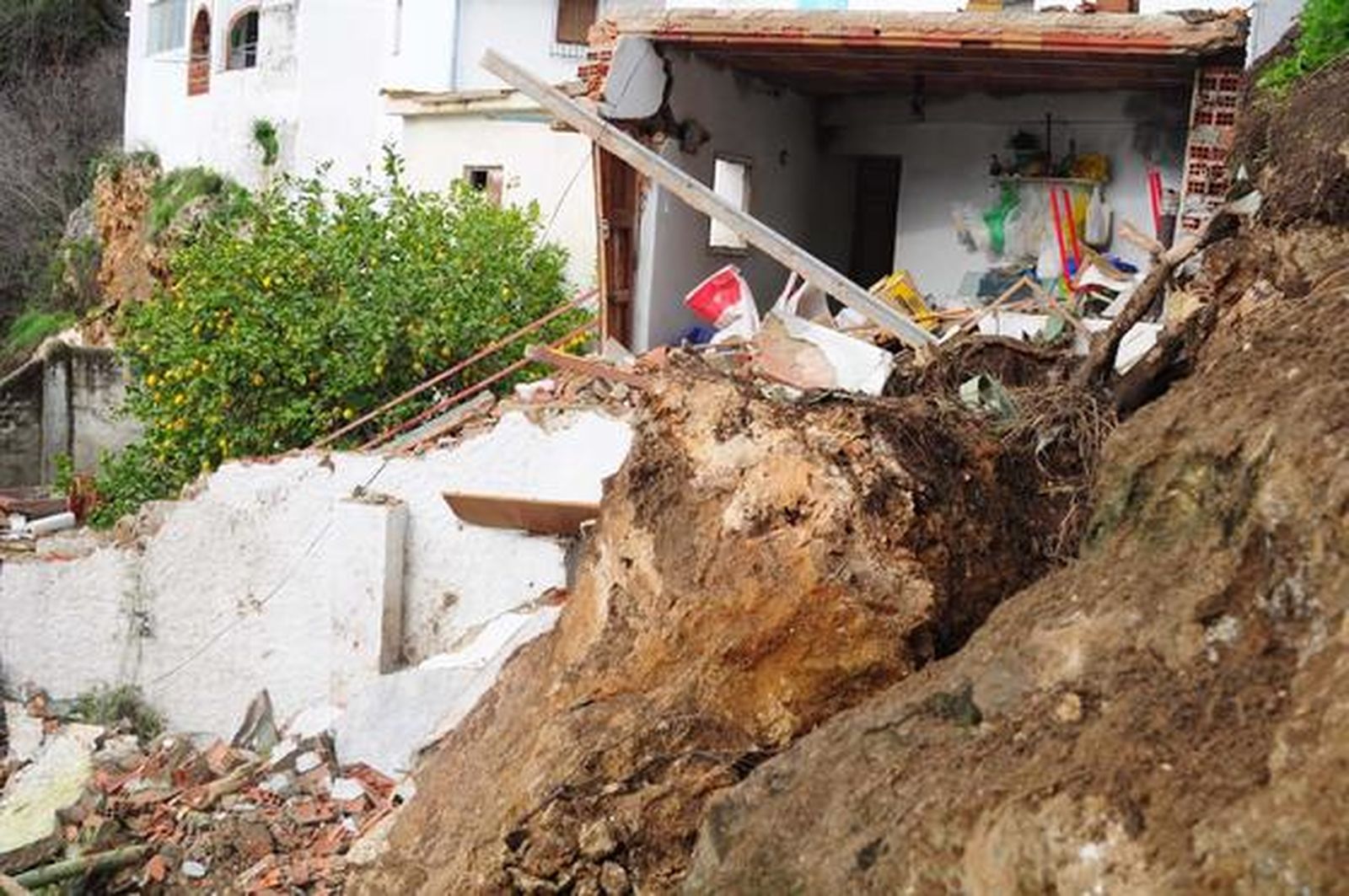 El fuerte temporal de levante ha causado numerosos daños en la zona de la costa.