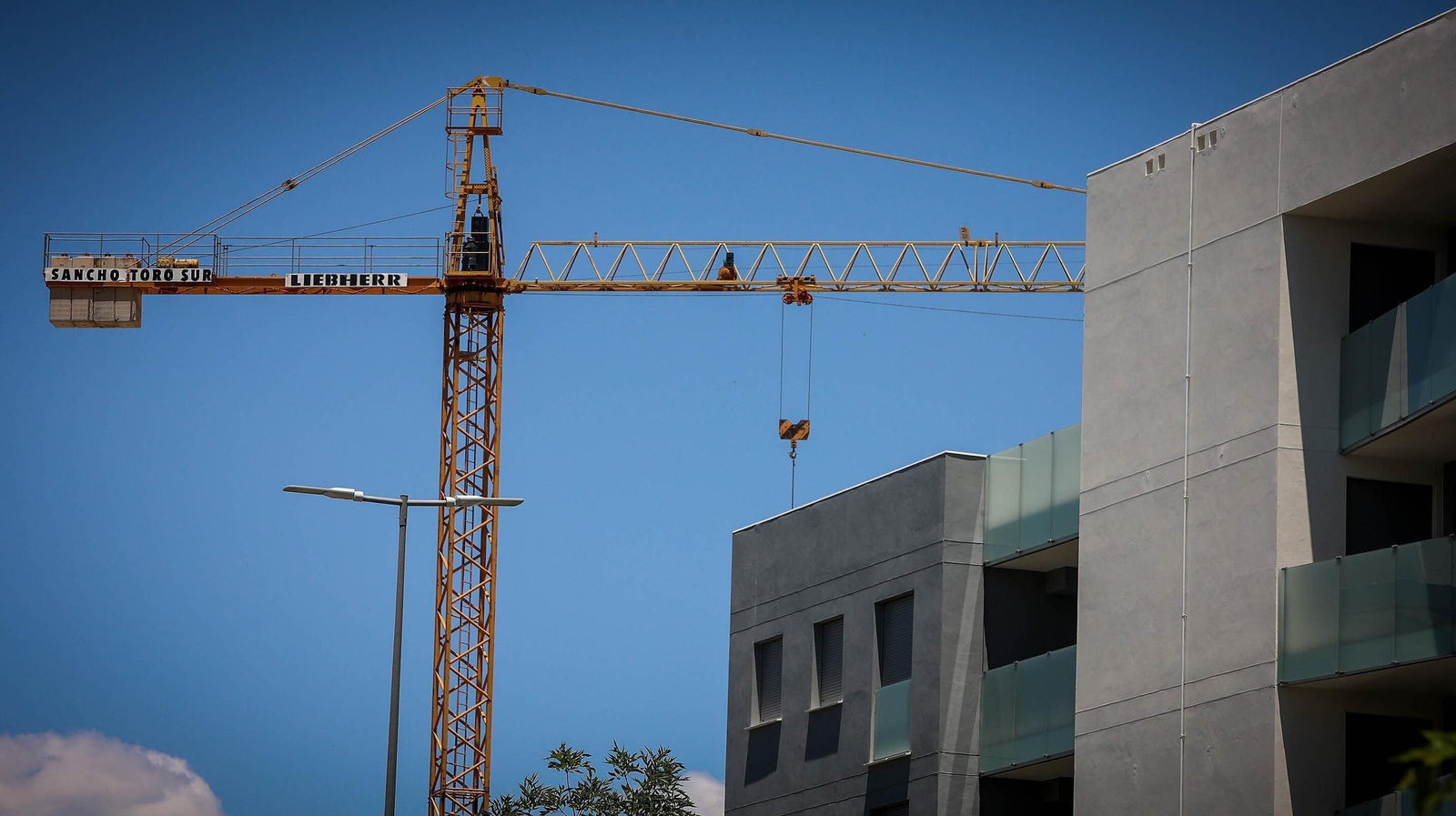Una grúa en una promoción de viviendas en construcción.