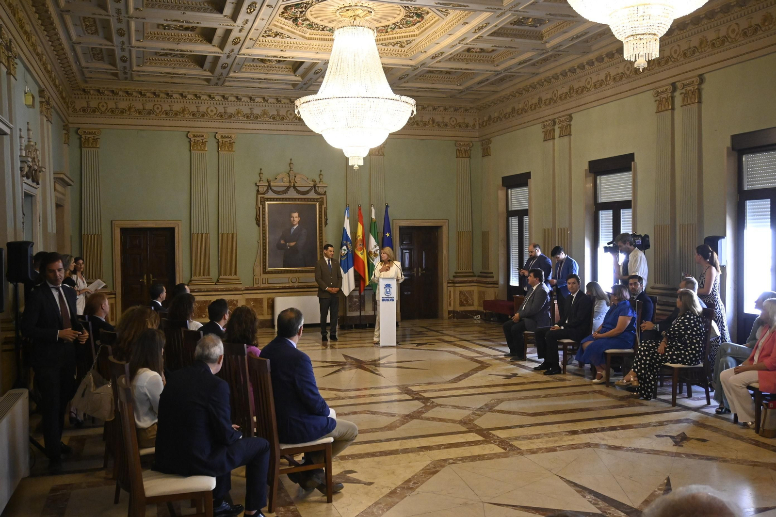 Visita de Juanma Moreno al Ayuntamiento de Huelva, en Imágenes