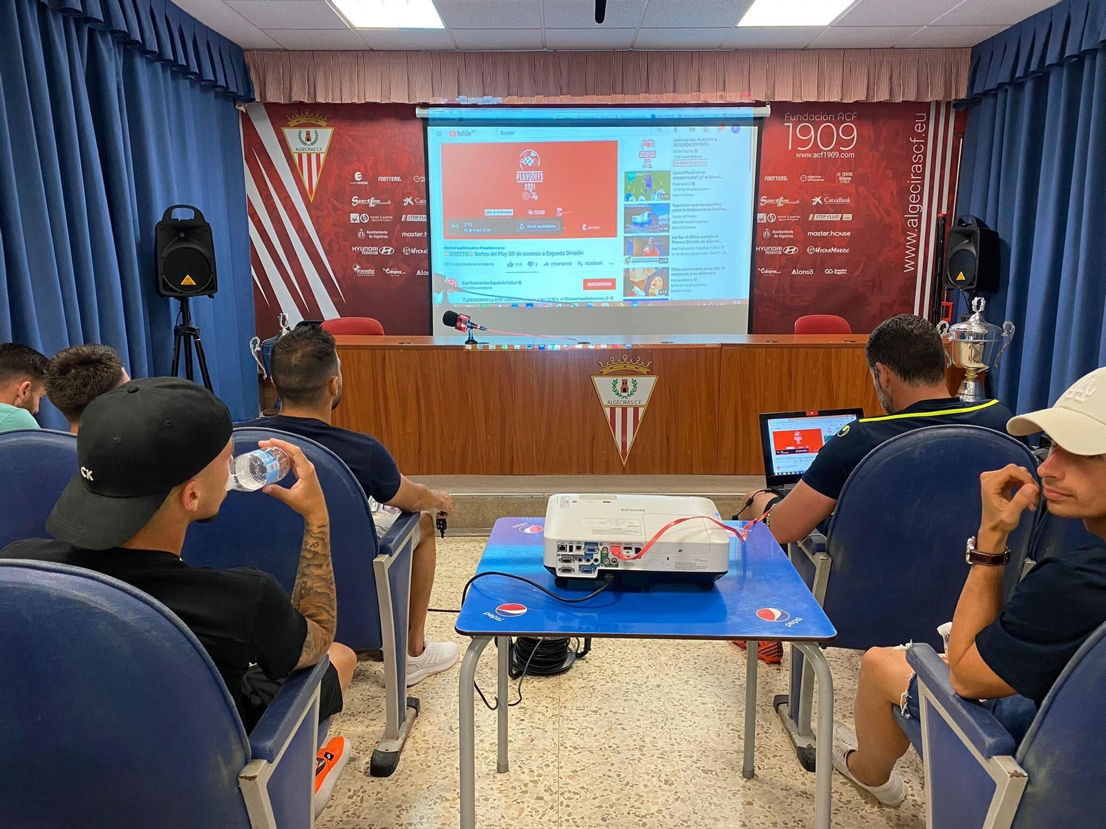 La plantilla del Algeciras sigue el sorteo en el estadio.