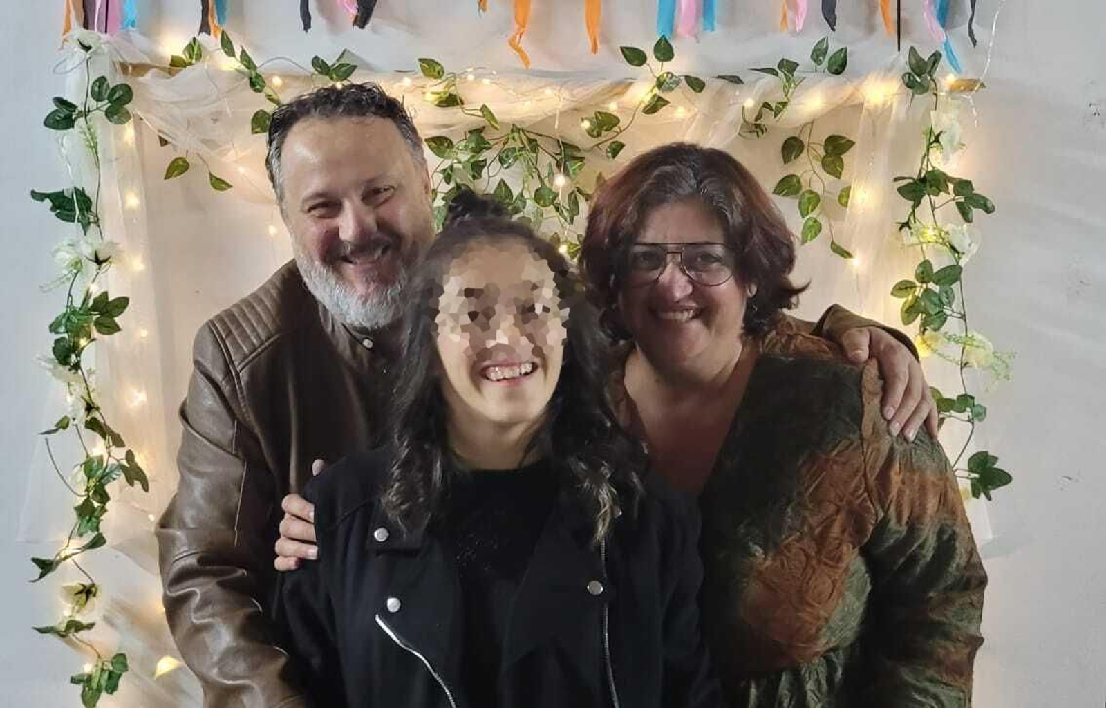Celia Escaño junto a sus padres.