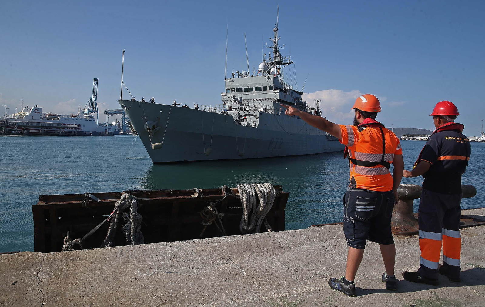 La llegada del patrullero de la Armada 'Centinela' al puerto de Algeciras, en imágenes