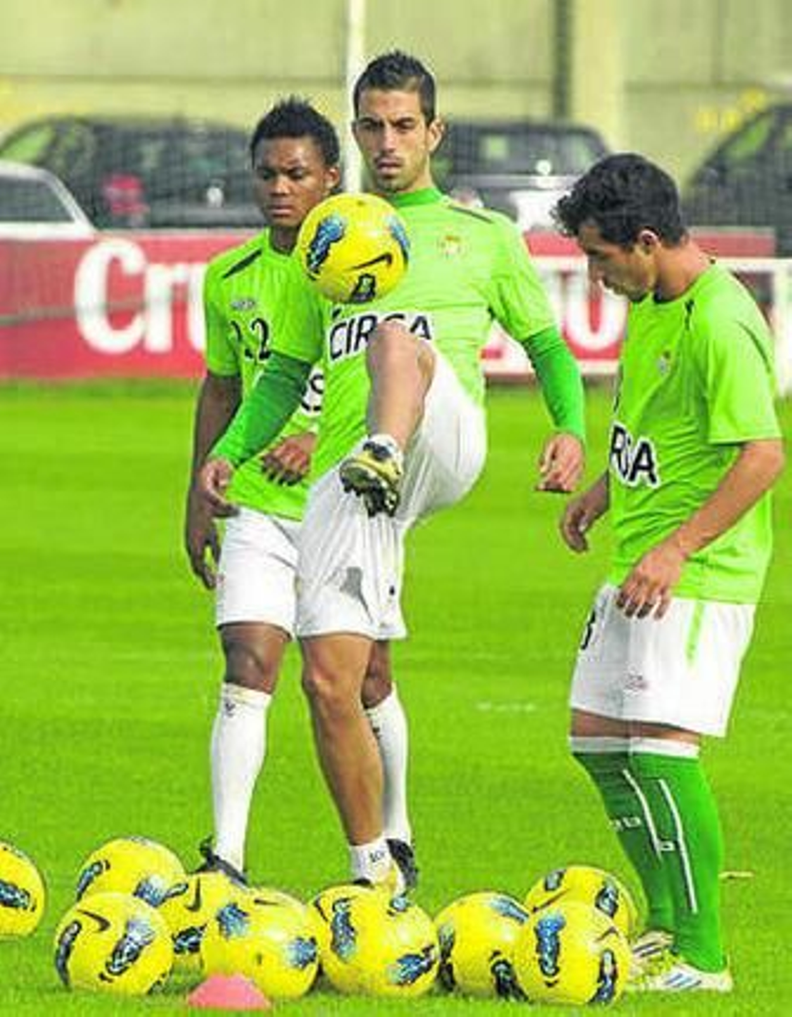 Isidoro toca el balón.