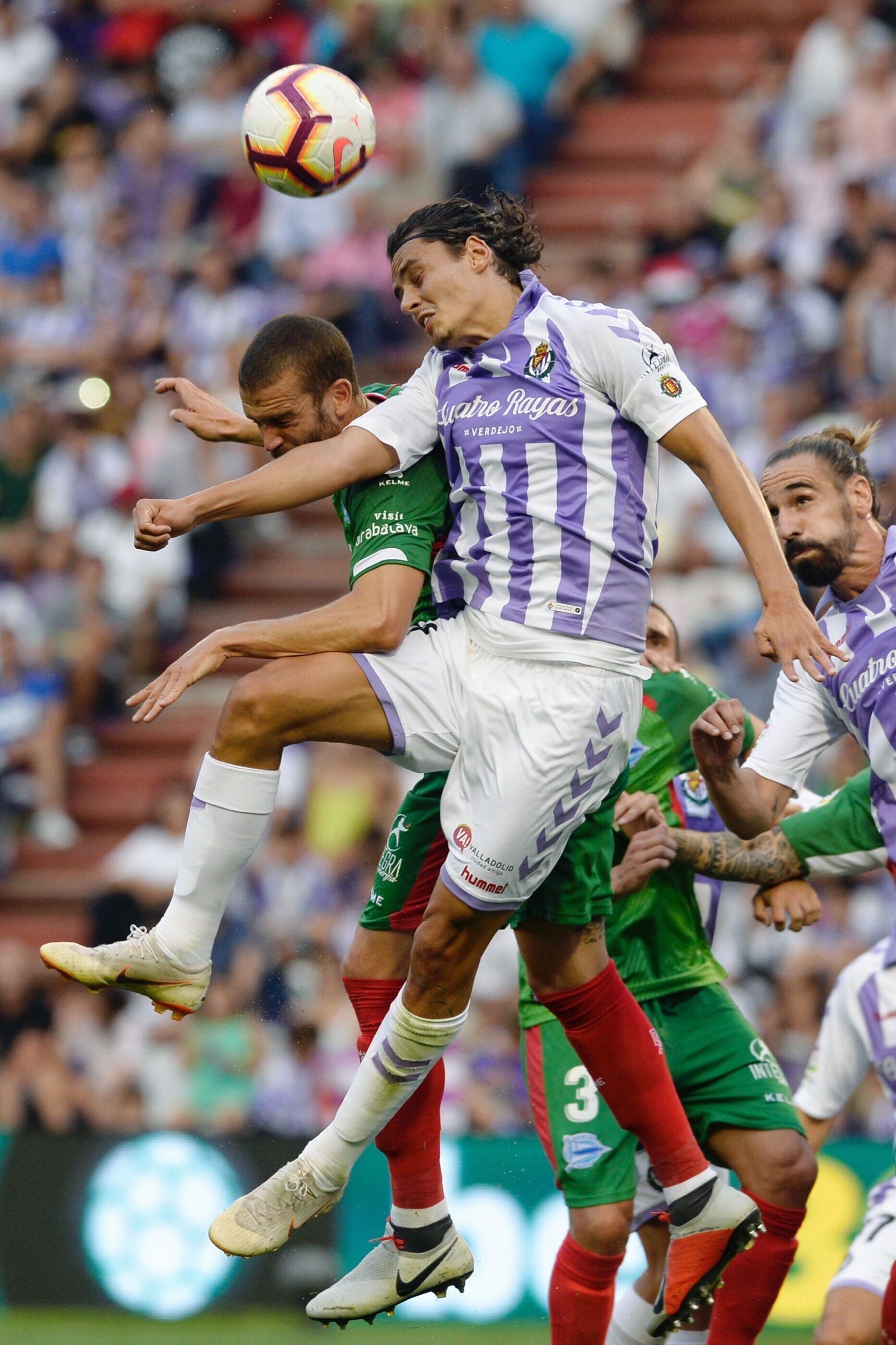 El jugador del Valladolid Enes Unal salta con Laguardia.