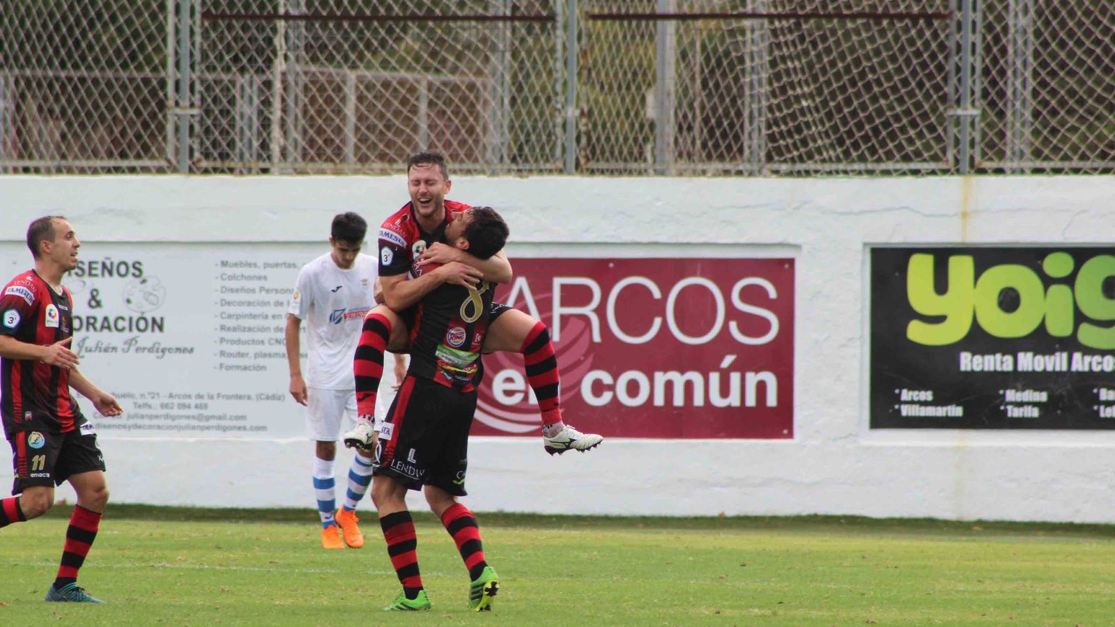 Pao abraza y aúpa a Alberto Castro, autor del segundo gol del Puente Genil.