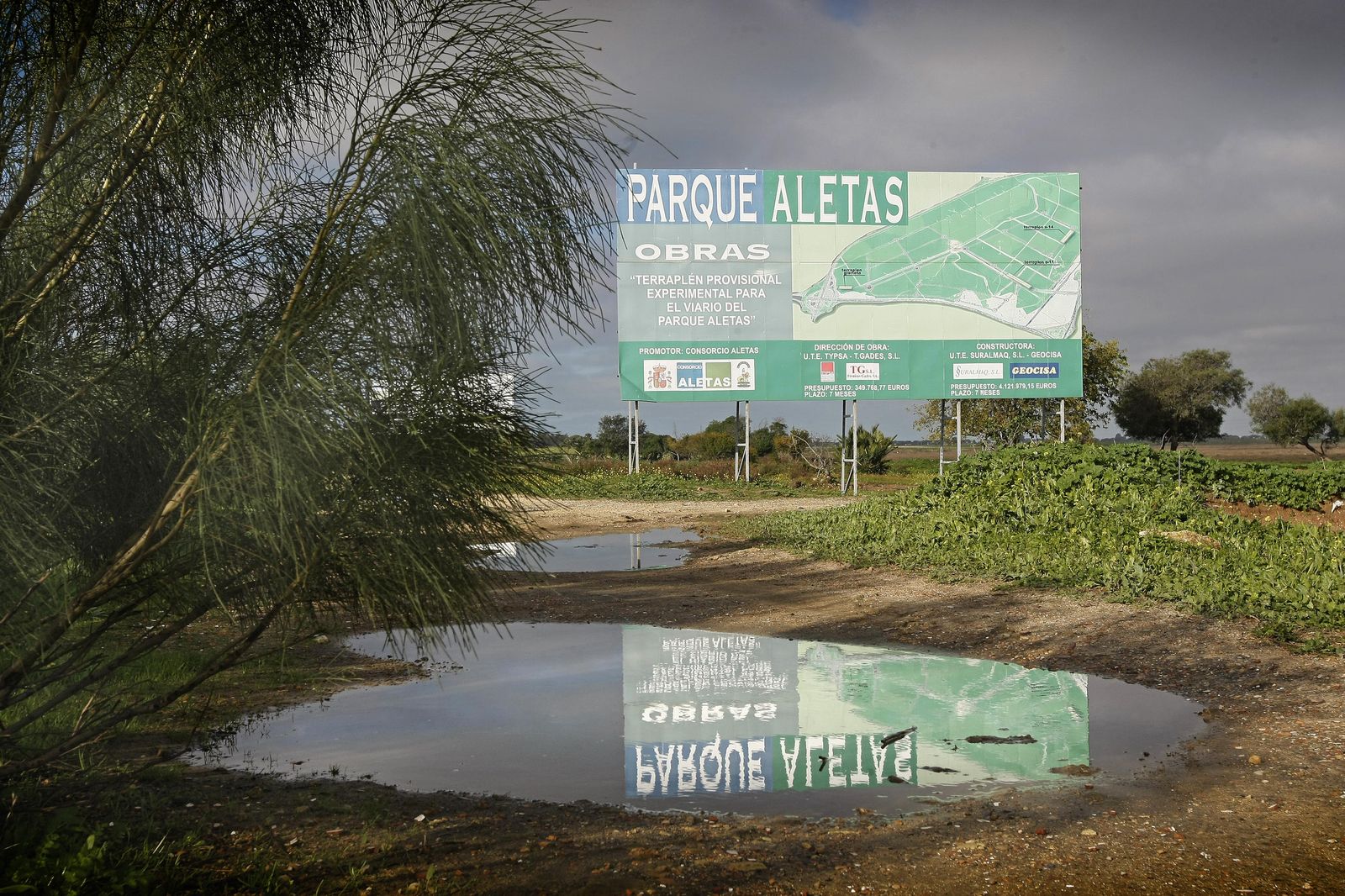 Cartel anuncian obras fantasmas en el polígono de Las Aletas en 2012.