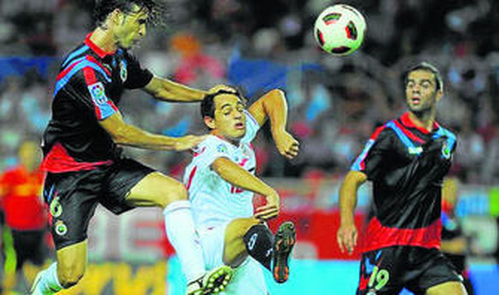 El sevillista Acosta es frenado por Cisma.