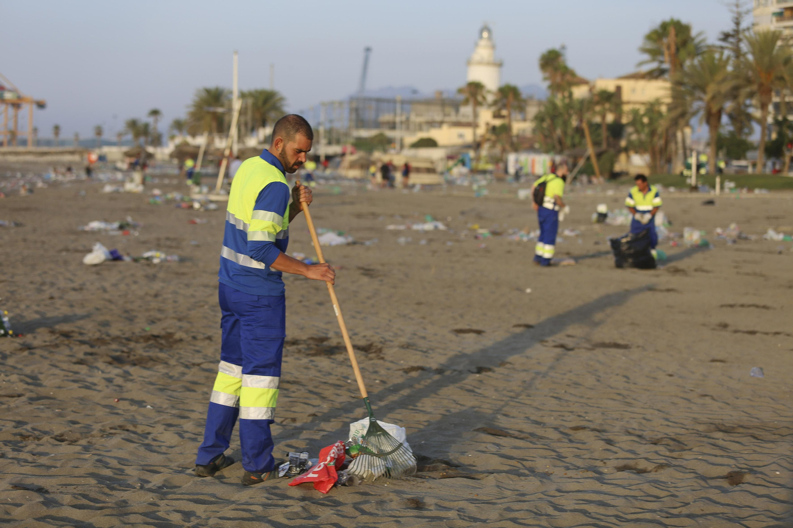 Las fotos de la basura en las playas de Málaga tras San Juan