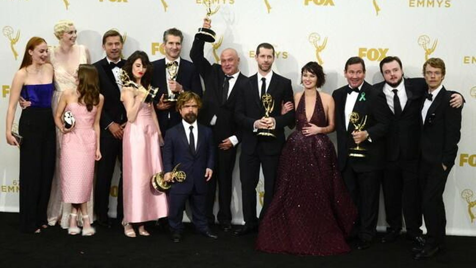 El elenco de 'Juego de tronos' tras su triunfo en los Emmy.