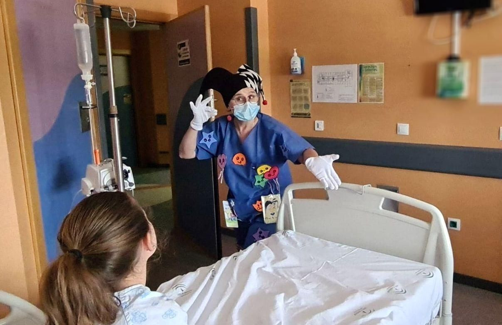 La enfermera Beli Orta, ataviada de arlequín en su labor de cuentacuentos en la planta de Pediatría.