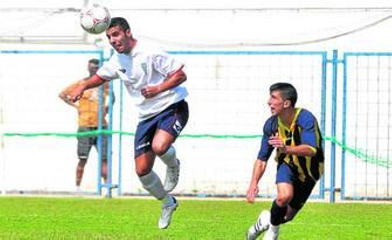 Un jugador mayista cabecea el balón ante un rival.