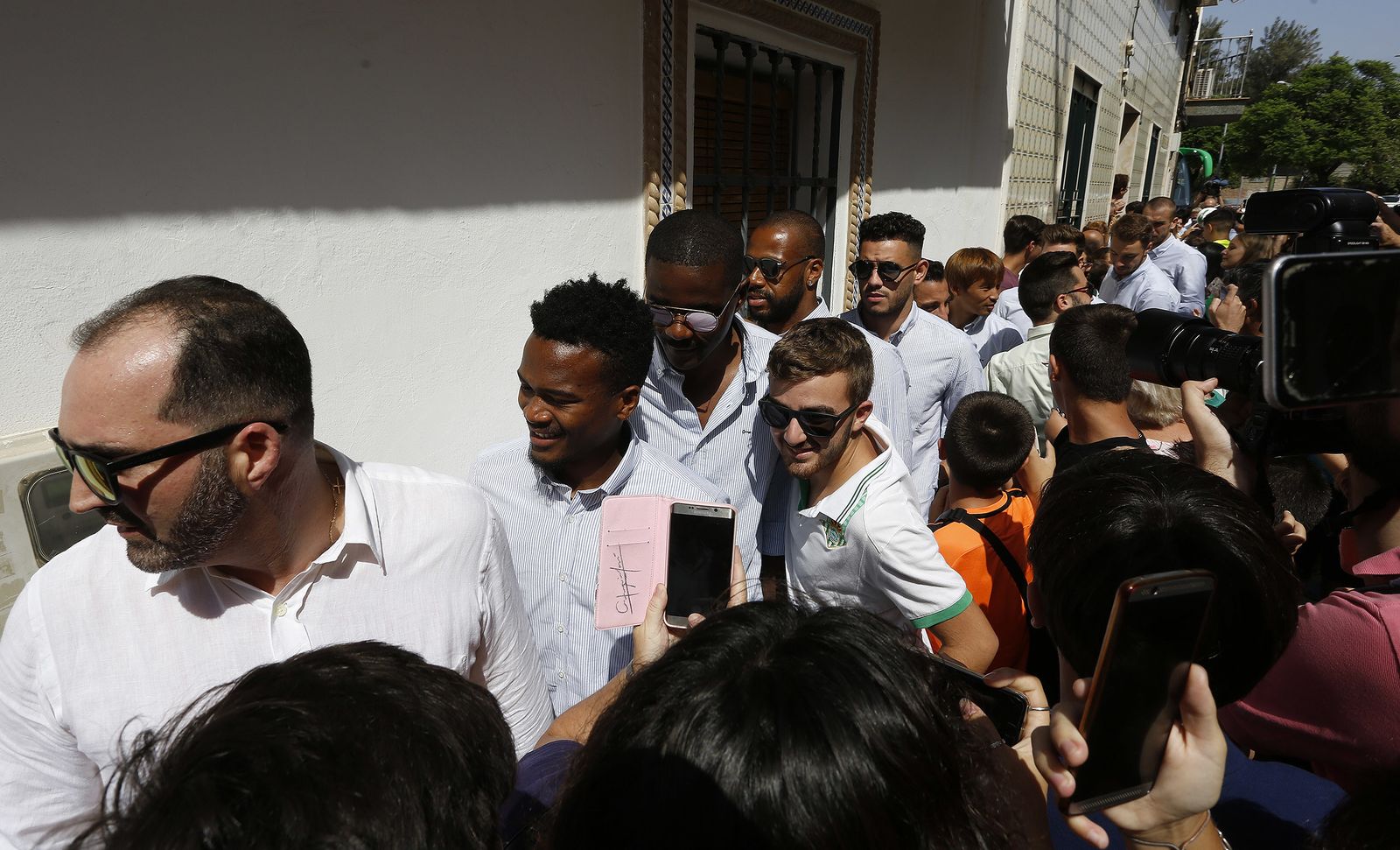 La ofrenda floral del Betis a la Virgen de Valme de Dos Hermanas