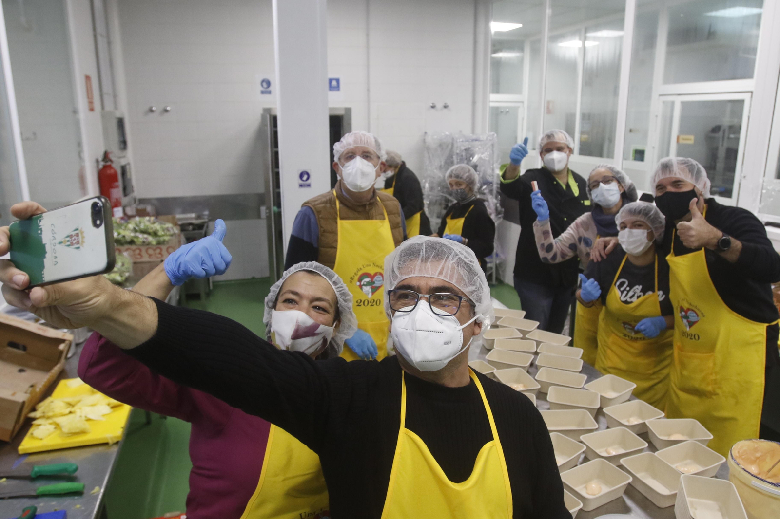 Los voluntarios que preparan el menú solidario inmortalizan el momento con un selfie.