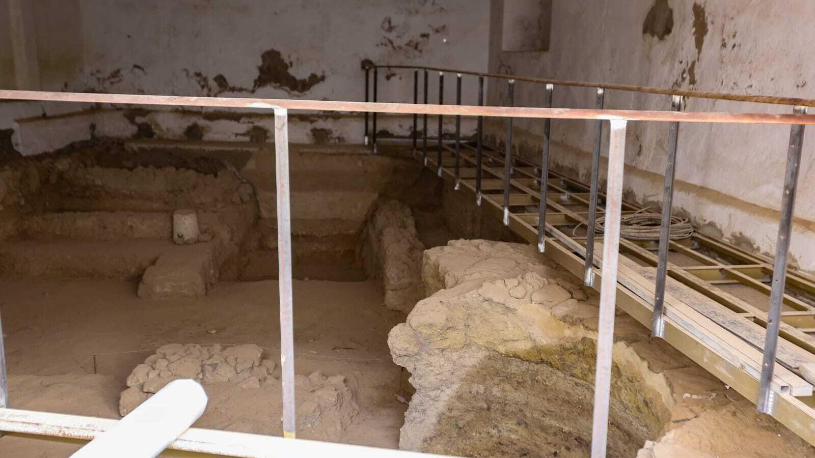 Detalle del estado en el que se encuentra la zona de la nave municipal donde están los restos arqueológicos. Detalle del estado en el que se encuentra la zona de la nave municipal donde están los restos arqueológicos.
